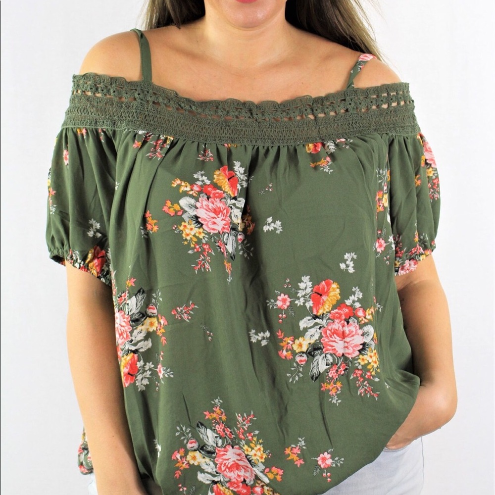 TORRID  TOP 🌟PLUS 🌟 - Picture 3 of 6
